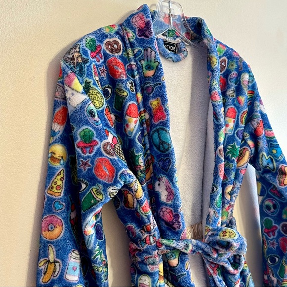 🦄Top Trenz🦄Fuzzy Robe🦄size 10-12 - Picture 2 of 7